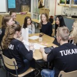 Tukioppilastoiminta on laajentunut nettiin ja mukautunut maailman muutoksiin, mutta perinteinen koulutyö pitää edelleen pintansa.