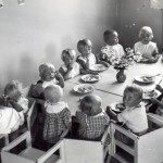 Sotavuosina MLL:n päiväkotitoiminta oli suosittua, kun moni äiti joutui yksin huolehtimaan perheen elatuksesta ja lastenhoidosta. Kuvassa porilaisen päiväkodin lounashetki. 